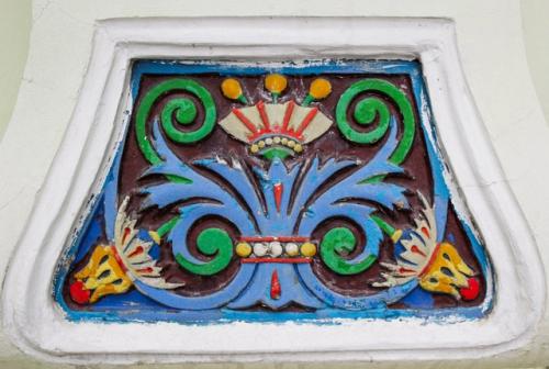 Яркие орнаменты на фасаде здания бывшего царского выставочного павильона на ходынском поле в Москве. 08