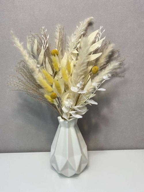 В продаже композиции из искусственных цветов. 06