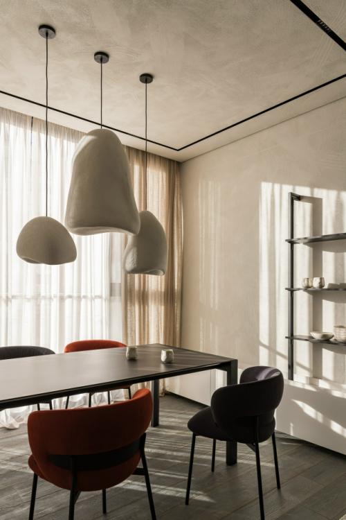 Интерьер построенный на контрастах: светлые поверхности и глубокие акценты, мягкие линии и чёткая геометрия света. 03