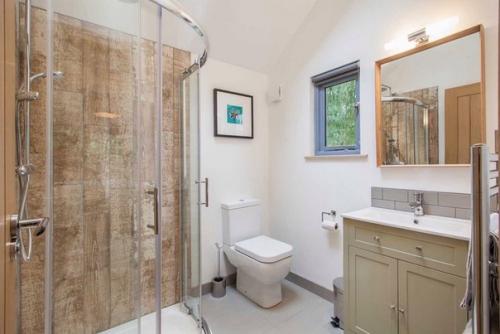 Этот крошечный деревянный коттедж, который из-за круглого окна на фасаде похож на скворечник, находится на лесной поляне в Сомерсете, Англия. 05