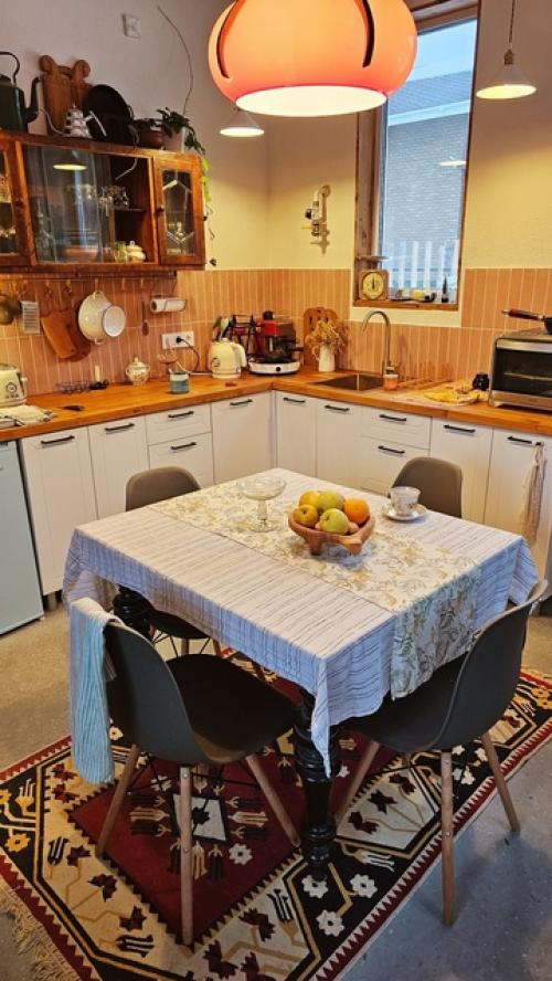 Тут давеча на дачу новые старые стулья привезли. 01