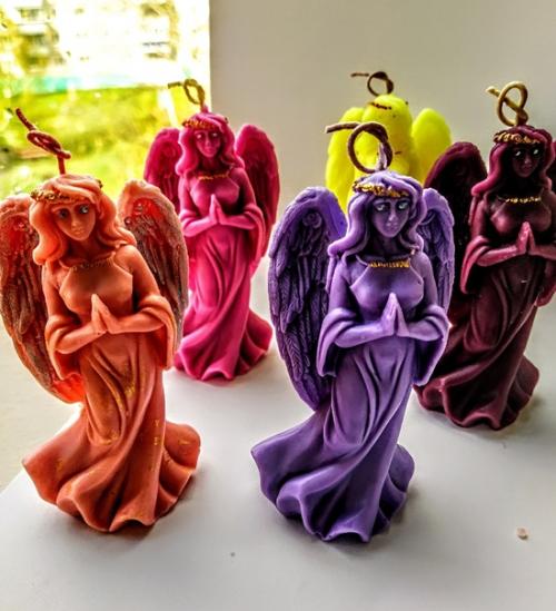 Почти в каждом доме есть свечи, каждый использует её по своему усмотрению. 06