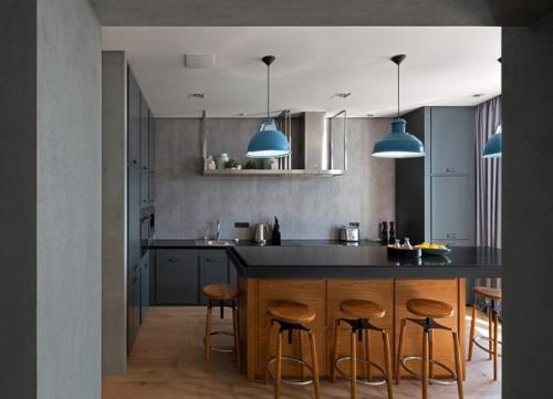 Просторная квартира. В тёмных оттенках. 01