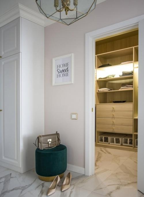 Это стандартная евродвушка с большой кухней - гостиной, спальней, ванной и кладовой. 08