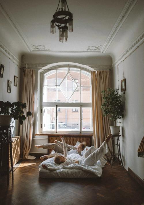 Love Story в винтажной квартире: танцы у торшера и поцелуи в ванной.