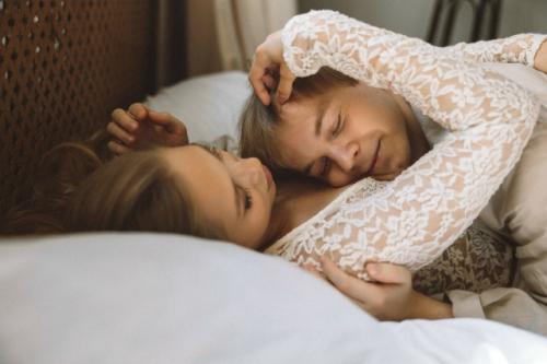 Love Story в винтажной квартире: танцы у торшера и поцелуи в ванной. 01