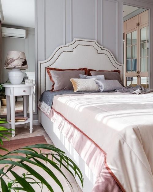 Интерьер этой двухкомнатной московской квартиры создавался с учетом увлечений владелицы Востоком и Гжелью. 02