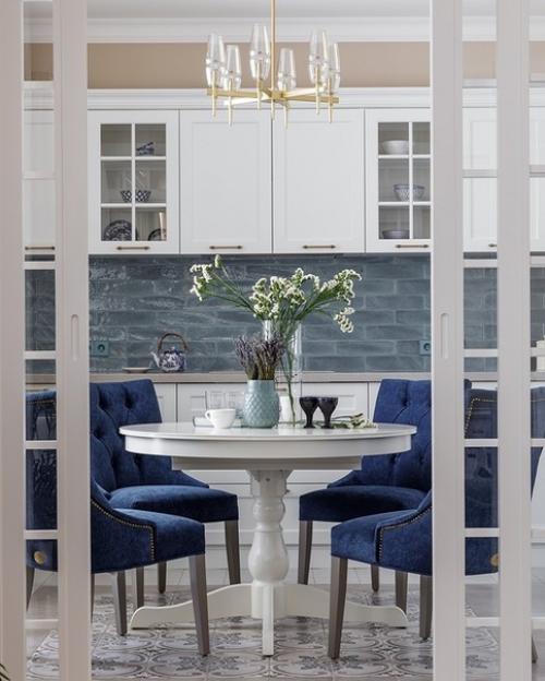 Интерьер этой двухкомнатной московской квартиры создавался с учетом увлечений владелицы Востоком и Гжелью. 01