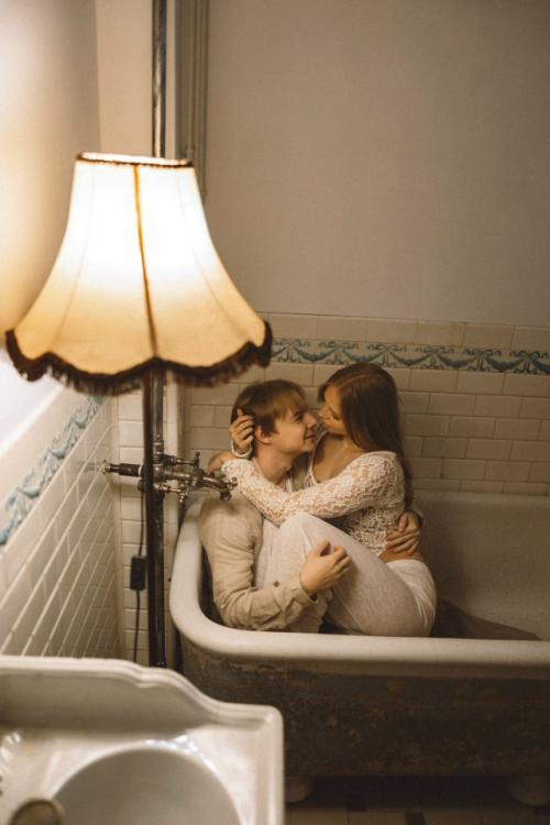 Love Story в винтажной квартире: танцы у торшера и поцелуи в ванной. 04