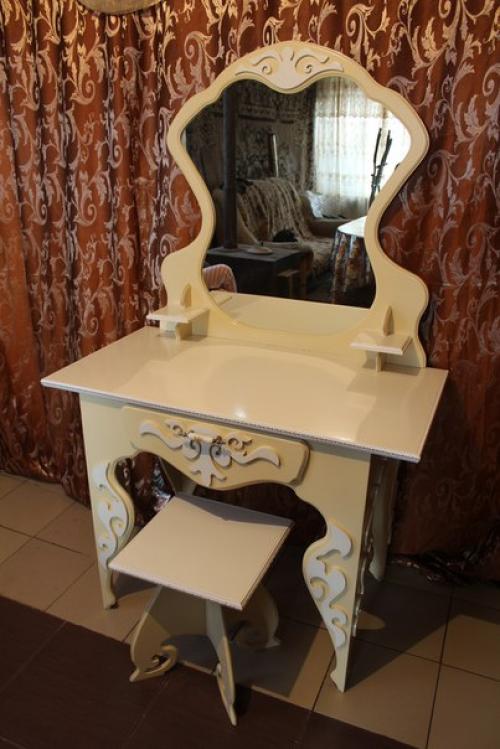 Элегантный туалетный столик ручной роботы, выполненный в классическом стиле. 02