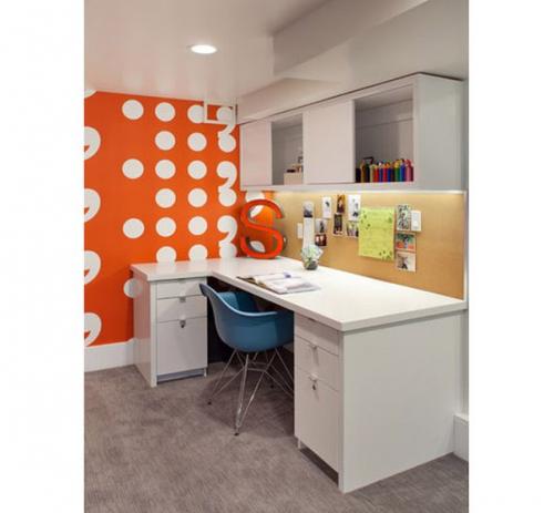 Вы можете преобразить старую мебель или освежить стену в комнате, экономно используя всего один рулон обоев. 08