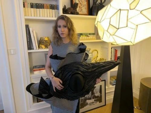 Ксения Собчак показала квартиру за миллиард: элитная мебель, экзотическая кожа, мрамор и дерево.

