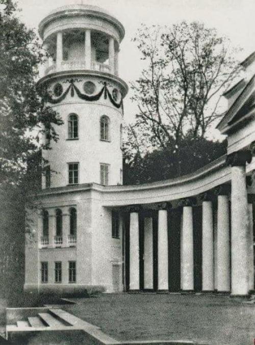 От некогда роскошного усадебного ансамбля сейчас остался лишь обглoдaнный сkeлет - усадьба старые липы. 09