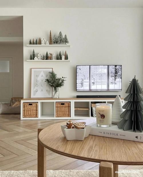 На праздниках хочется устроиться на мягком диване, закутаться в плед и смотреть любимые фильмы. 02