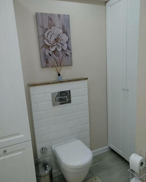 Интерьер совмещенного санузла с окном в частном доме. 06