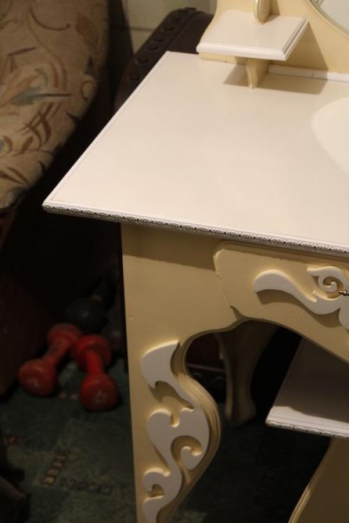 Элегантный туалетный столик ручной роботы, выполненный в классическом стиле. 08