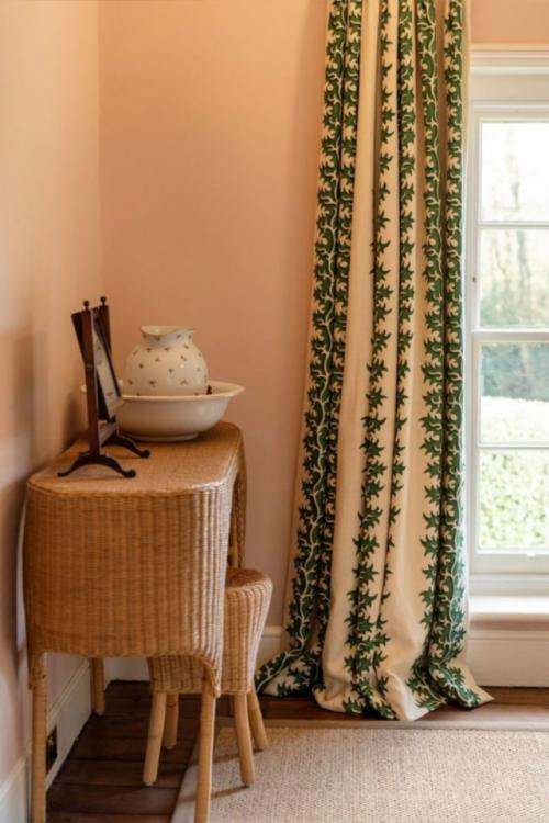 Таким образом, если хочется перемен в интерьере, но нет такой возможности, можно ограничиться заменой лишь самых заметных деталей. 03