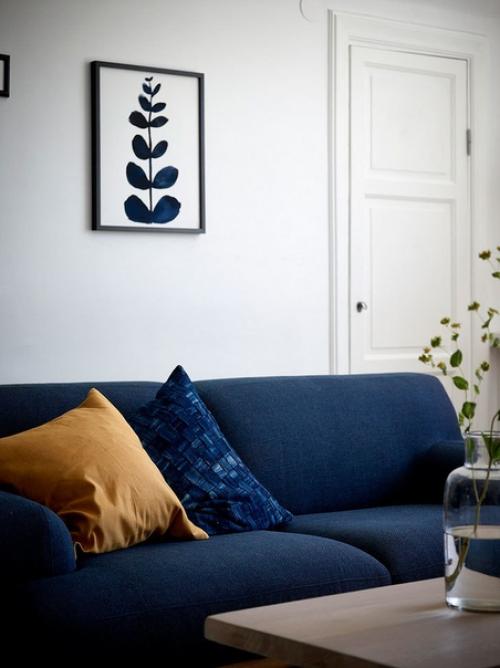 Скандинавский интерьер с яркими акцентами и внутренними окнами //01. 03