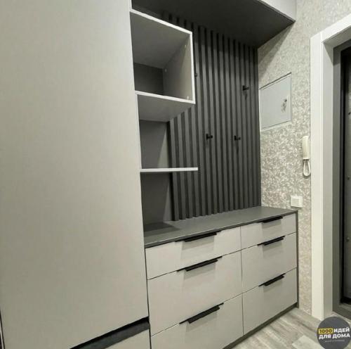 Интерьер прихожей. С вместительным шкафом. 05