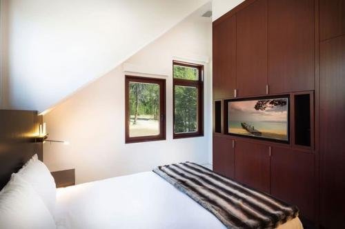 Этот деревянный американский дом построен на открытой полянке в живописном лесном окружении. 06