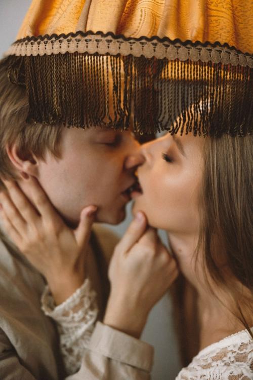 Love Story в винтажной квартире: танцы у торшера и поцелуи в ванной. 03