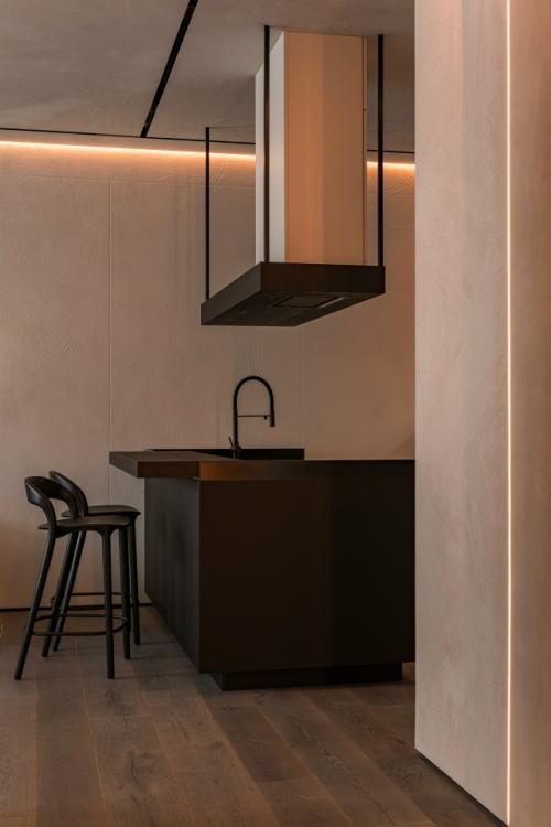 Интерьер построенный на контрастах: светлые поверхности и глубокие акценты, мягкие линии и чёткая геометрия света. 01