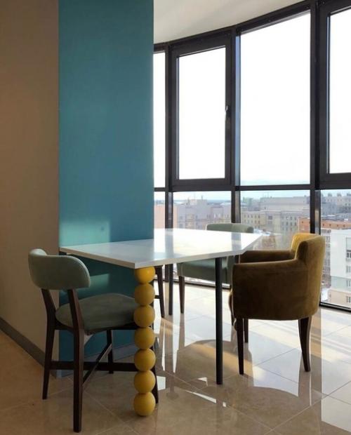 Интерьер кухни. Выполненной в ярких оттенках. 03