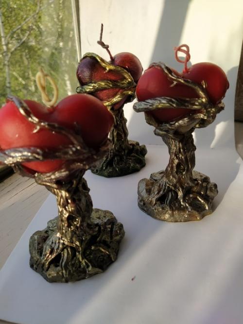 Почти в каждом доме есть свечи, каждый использует её по своему усмотрению. 07