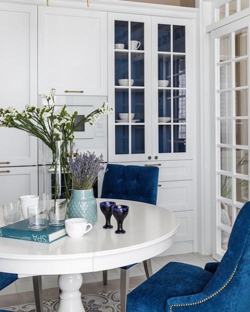 Интерьер этой двухкомнатной московской квартиры создавался с учетом увлечений владелицы Востоком и Гжелью. 04