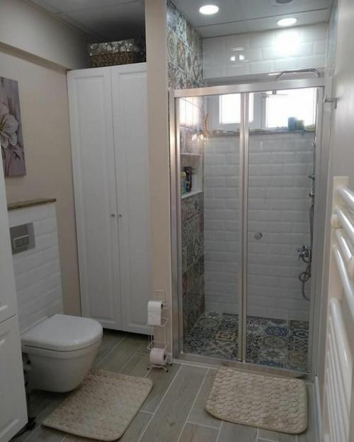 Интерьер совмещенного санузла с окном в частном доме. 04