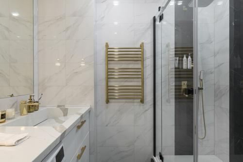 Очень красивый, современный интерьер раздельного санузла. 01