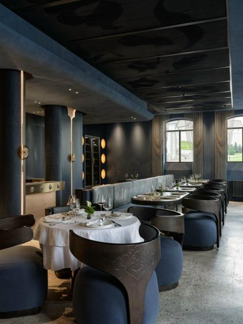 В этом пространстве национальная тема звучит не буквально, а на уровне ощущений. 01