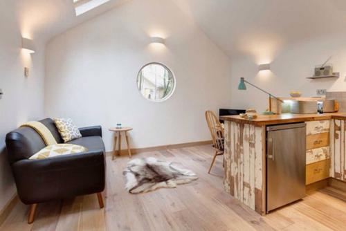 Этот крошечный деревянный коттедж, который из-за круглого окна на фасаде похож на скворечник, находится на лесной поляне в Сомерсете, Англия. 01