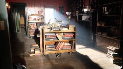 Как поменялись известные нам декорации квартиры на Бейкер - стрит: 02