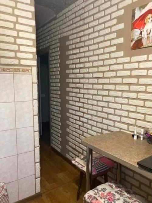 Поклеила кирпич в прихожей и на кухне, он из гипса, также покрыла его акриловой краской. 01