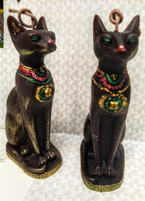 Почти в каждом доме есть свечи, каждый использует её по своему усмотрению. 02