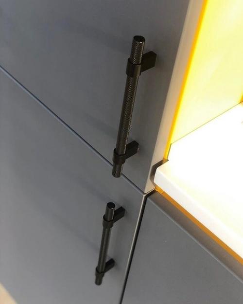 Интерьер кухни. Выполненной в ярких оттенках. 09