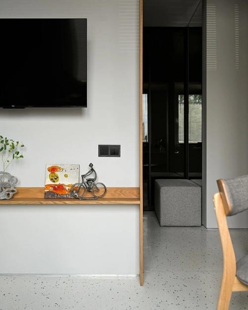 Дизайнер Юлия Смышляева оформила вневременной эргономичный интерьер для молодой семейной пары. 04