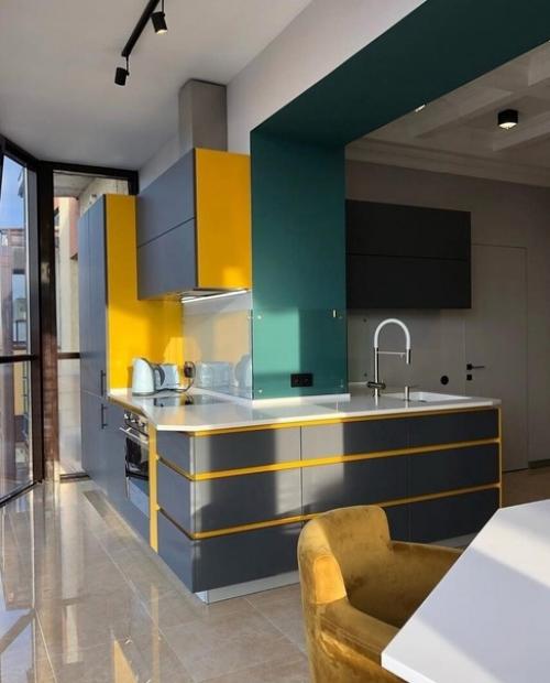 Интерьер кухни. Выполненной в ярких оттенках. 06