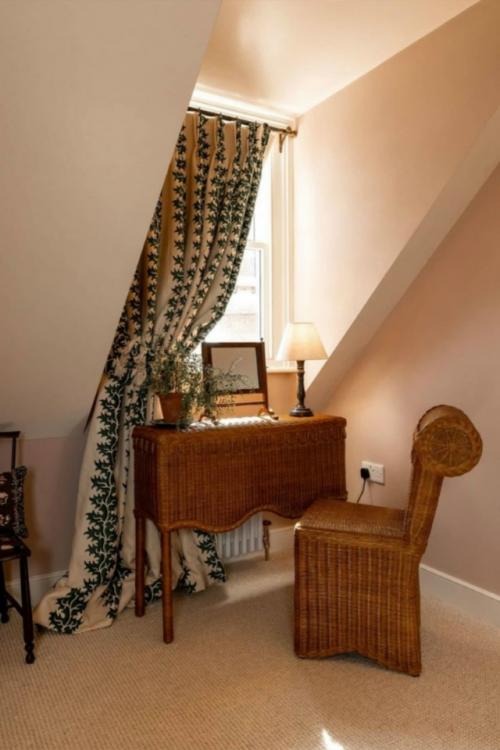 Таким образом, если хочется перемен в интерьере, но нет такой возможности, можно ограничиться заменой лишь самых заметных деталей. 02