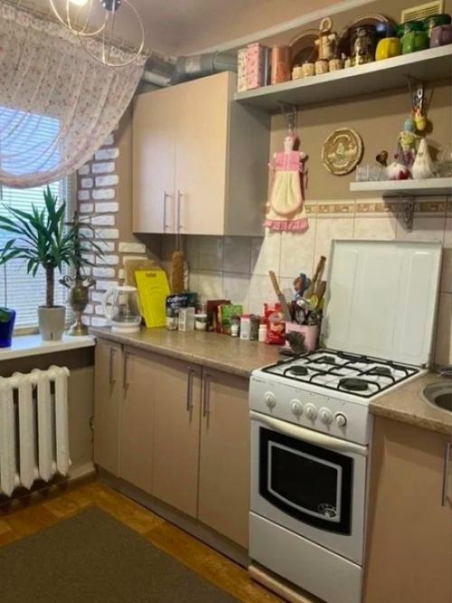 Поклеила кирпич в прихожей и на кухне, он из гипса, также покрыла его акриловой краской. 02