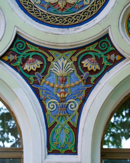 Яркие орнаменты на фасаде здания бывшего царского выставочного павильона на ходынском поле в Москве. 05