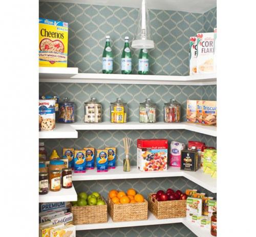 Вы можете преобразить старую мебель или освежить стену в комнате, экономно используя всего один рулон обоев. 03