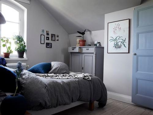 Скандинавский интерьер с яркими акцентами и внутренними окнами //01. 08