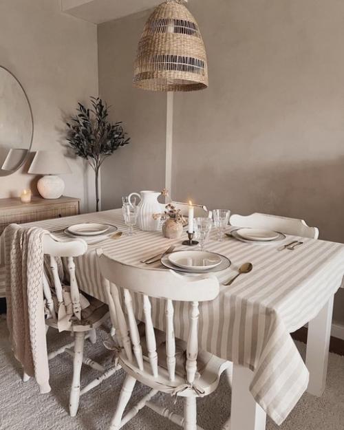 Только в том случае, если подходящей картины или постера не нашлось для гостиной, можно просто повесить подходящее по размеру зеркало! 04