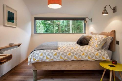 Этот крошечный деревянный коттедж, который из-за круглого окна на фасаде похож на скворечник, находится на лесной поляне в Сомерсете, Англия. 03