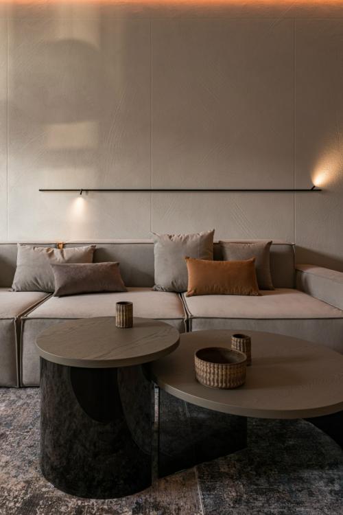 Интерьер построенный на контрастах: светлые поверхности и глубокие акценты, мягкие линии и чёткая геометрия света.