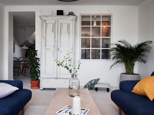 Скандинавский интерьер с яркими акцентами и внутренними окнами //01. 05