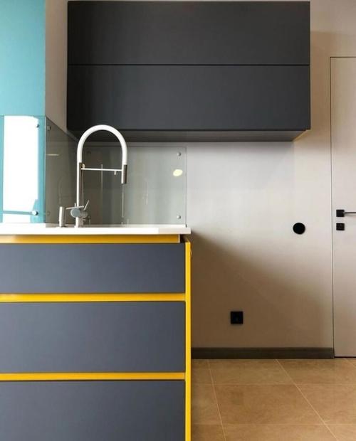 Интерьер кухни. Выполненной в ярких оттенках. 08