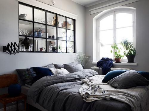 Скандинавский интерьер с яркими акцентами и внутренними окнами //01. 06